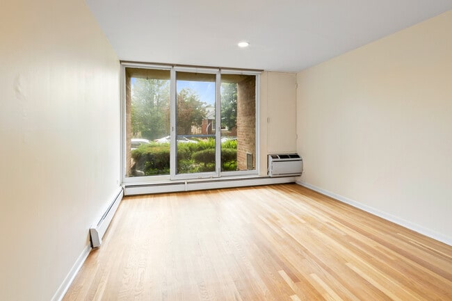 Photo - 5435 N Artesian Ave Unit 1W