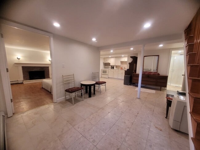 Building Photo - 11 Tracywood Rd Unit 1