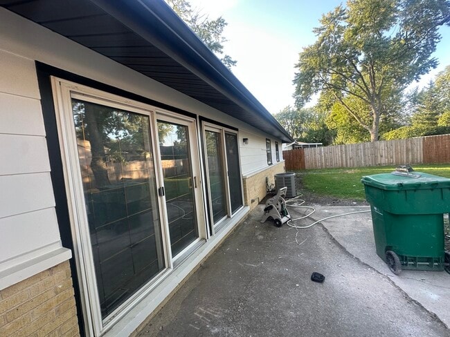 Photo - 595 W Elk Grove Blvd