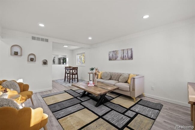 Photo - 5749 Detroit St