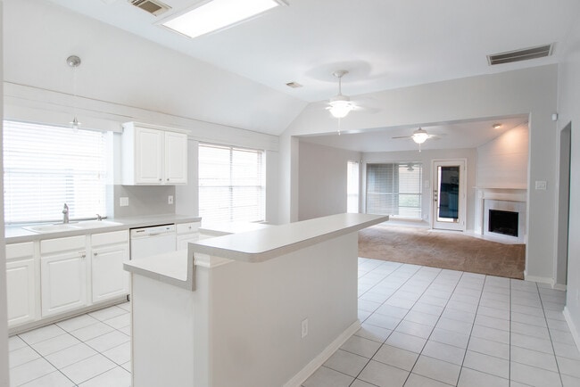 Photo - 1722 Red Oak Terrace