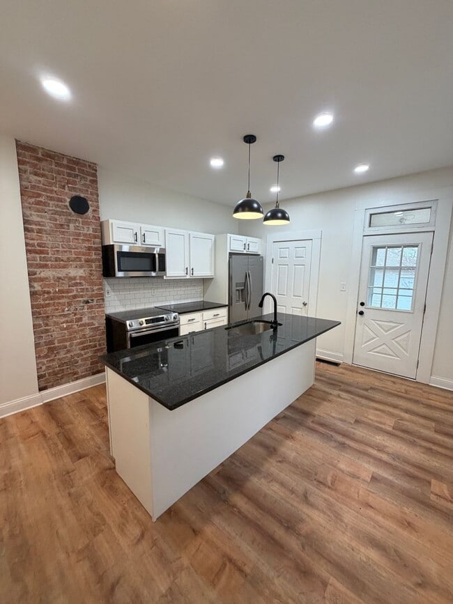 Building Photo - 441 E Whittier St Unit 1