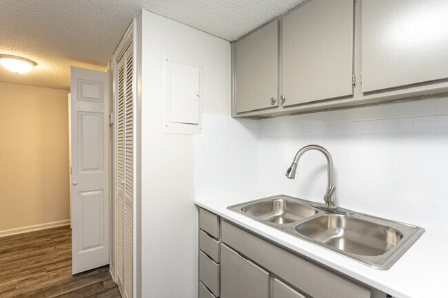 1BR, 1.5BA - 770SF