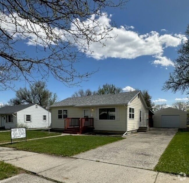 Building Photo - 2 Bedroom House on West End with Oversized...