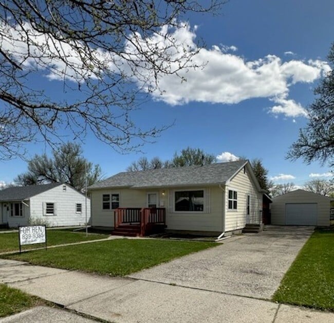 2 Bedroom House on West End with Oversized... - 2 Bedroom House on West End with Oversized...