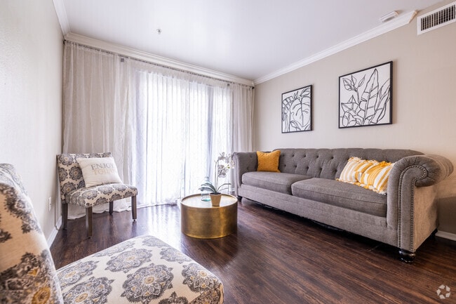 2 habitaciones, 2 baños - 781 pies cuadrados - Sala de estar - 333 Holly