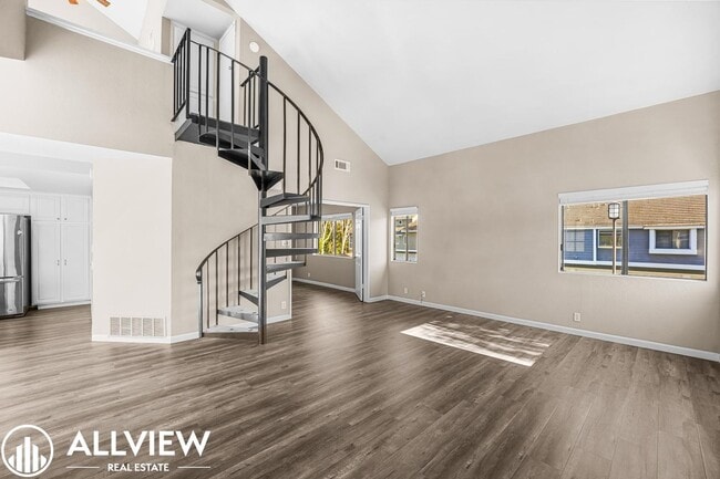 Building Photo - 2 Bedroom, 2 Bathroom Updated Townhome in ...