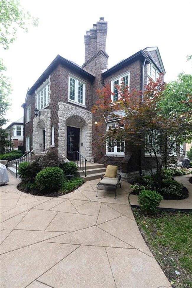 Photo - 7572-74 York Unit 7574 York