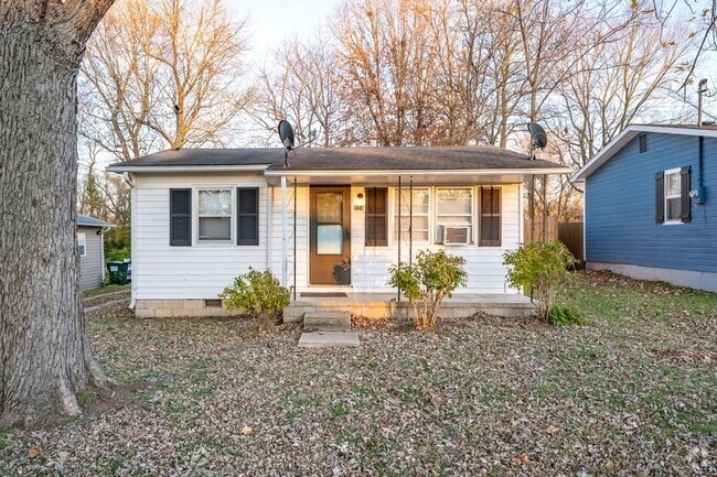 Building Photo - Adorable Home Close to Everything