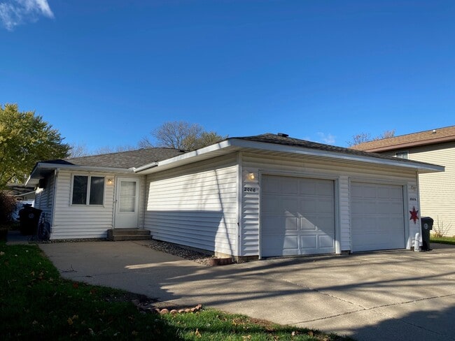 Building Photo - 2006 Miller St