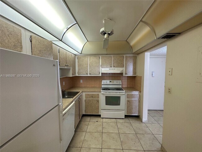 Photo - 1200 NE Miami Gardens Dr Unidad 505W