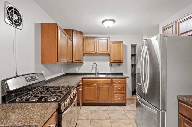 Photo - 1711 Rose Pl W