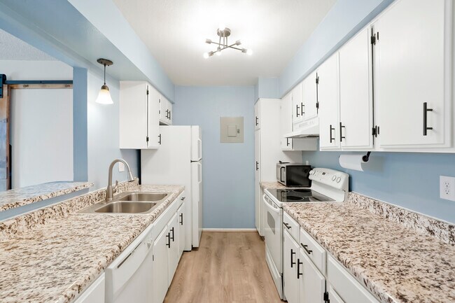 Photo - 3855 S Monaco Pky Unidad 166 Rental