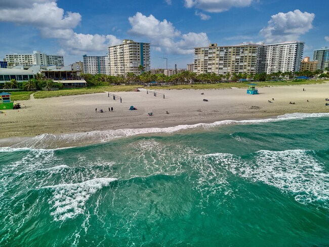 Building Photo - 305 N Pompano Beach Blvd Unit 405