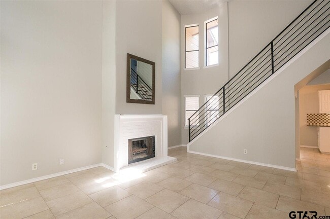 Photo - 5825 Hollytree Dr