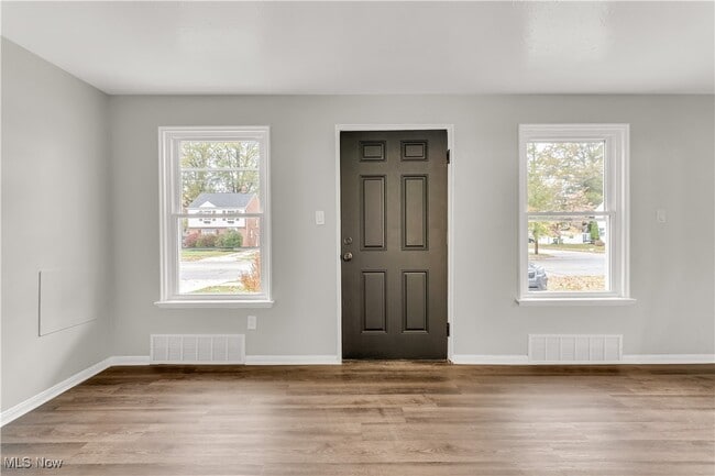 Photo - 441 E 250th St