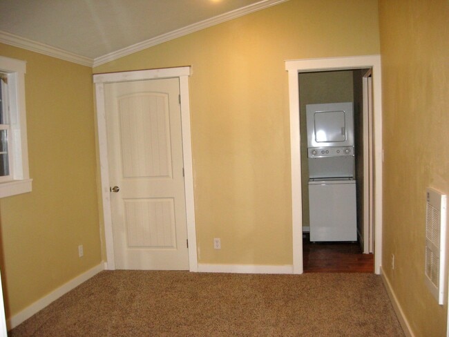 Photo - 215 Vancouver Ave