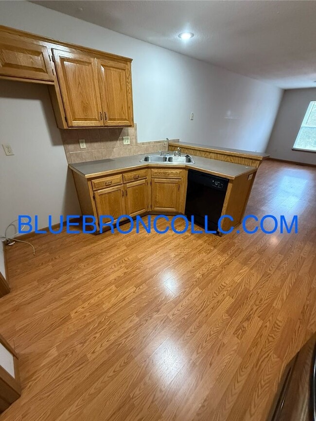 Photo - Georgous duplex in Raymore with a lot to offer!