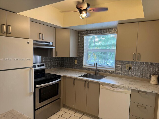 Photo - 100 SE 6th Ave Unidad 207