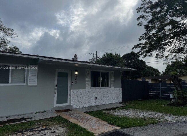 Photo - 502 NE 163rd St