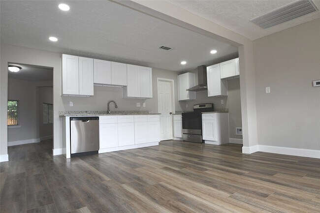 Photo - 8535 Tilgham St