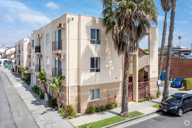 Building Photo - 1347 23rd St Rental