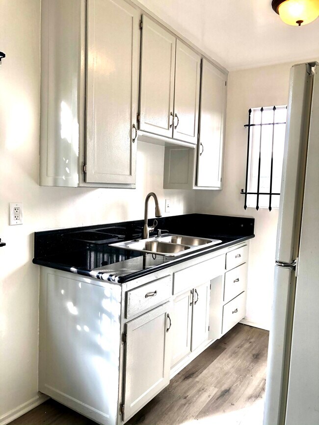 Photo - 1140 N Beachwood Dr Unit A