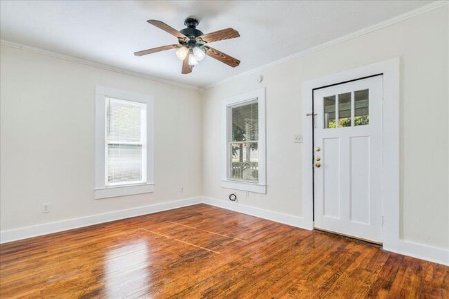 Photo - 208 W Lockhart St