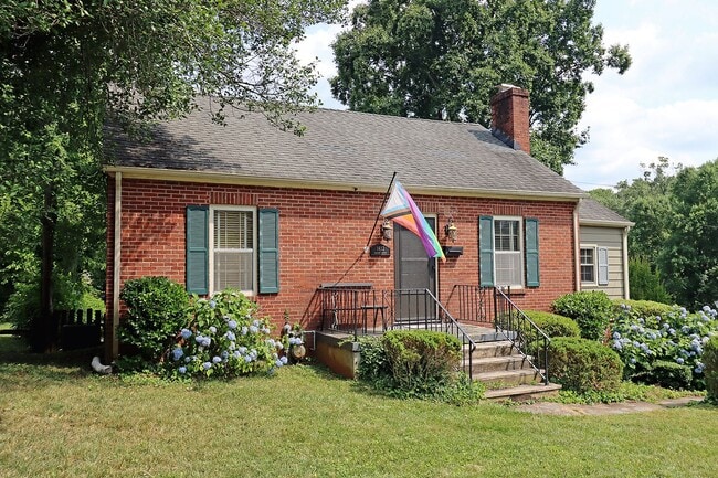 Building Photo - Charming Home With Fenced Yard