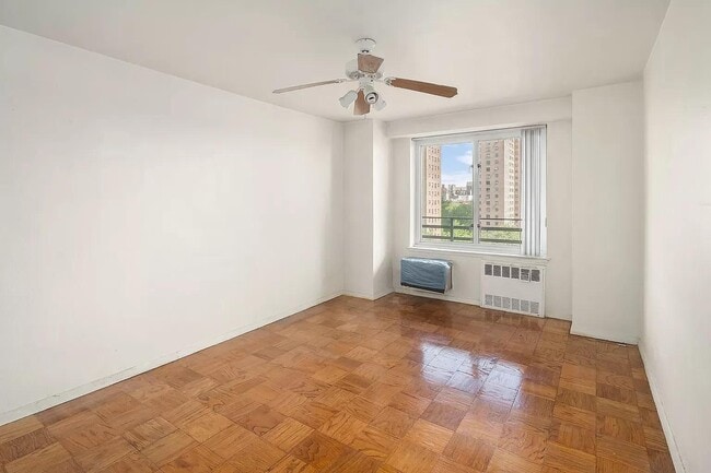 Photo - 392 Central Prk W