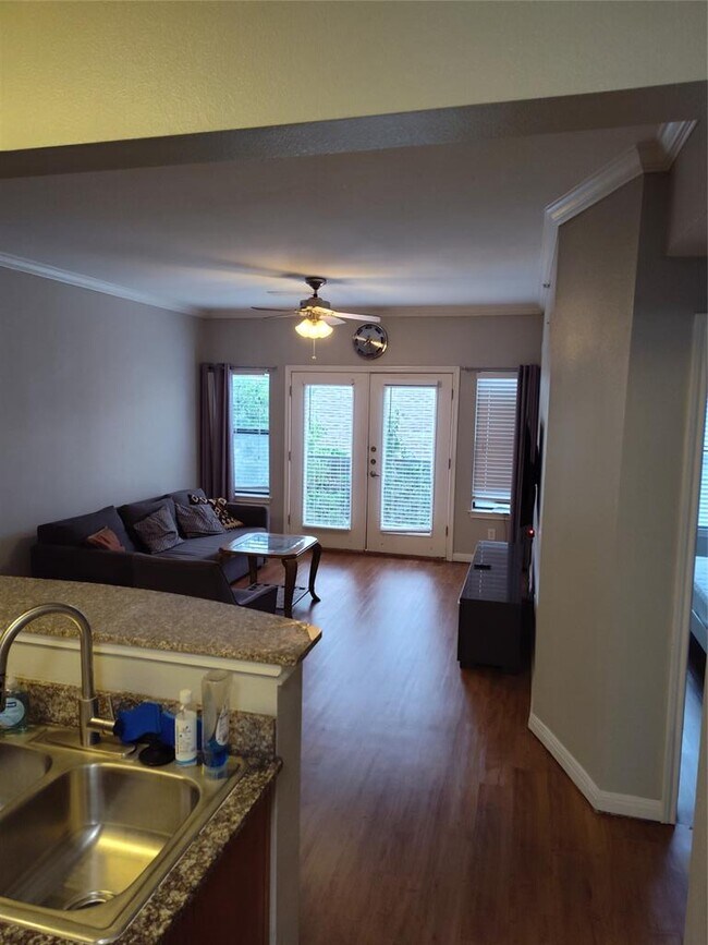 Building Photo - 2502 Leon St Unit 304