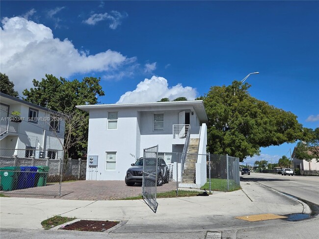 Building Photo - 1707 NW 68th Terrace Unit 1