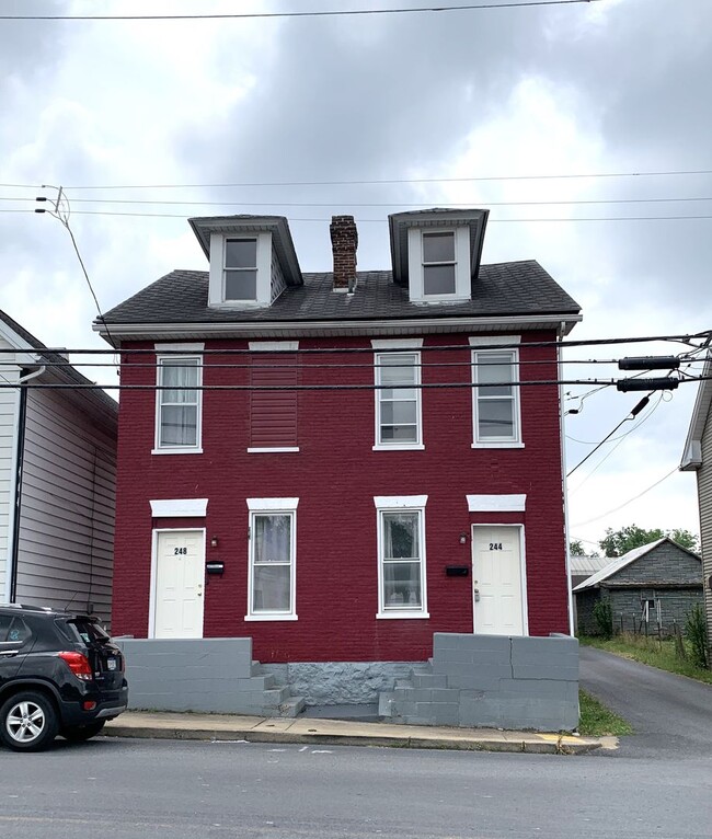 Building Photo - Two story, 1 bed/1 bath duplex
