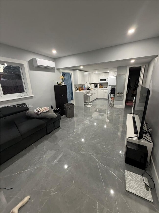 Building Photo - 1210 SW 91 Ave Unit 1210