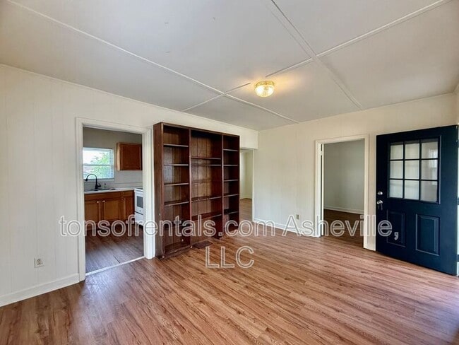 Photo - 2604 Hendersonville Rd