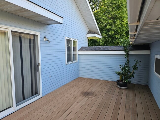 Photo - 321 10th Ave W