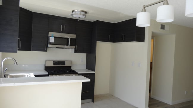 Building Photo - 518 Oak St Unit 518 Oak  St. Unt 10