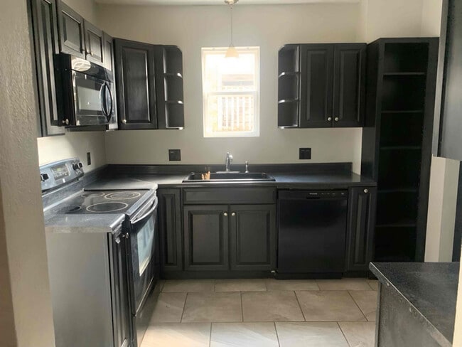 Photo - 813 11th St W