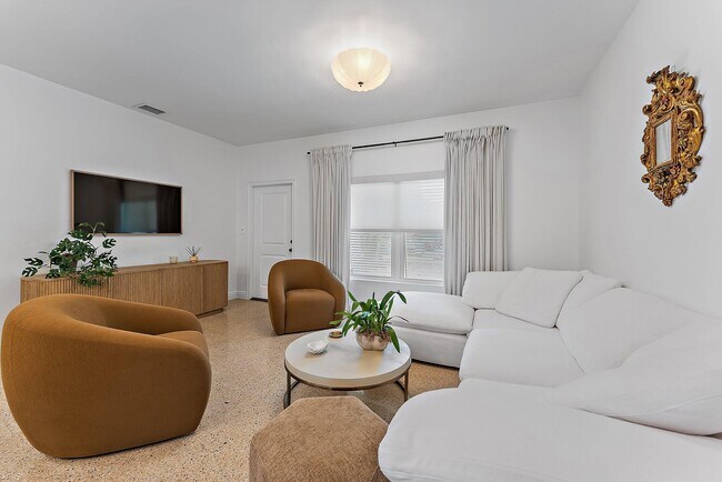 Photo - 513 E Whitney Dr