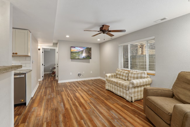 Photo - 616 2nd St Unidad B