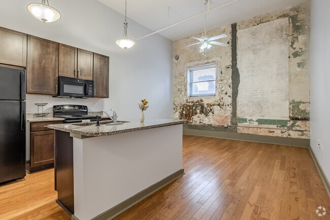 1BR, 1BA - 700SF