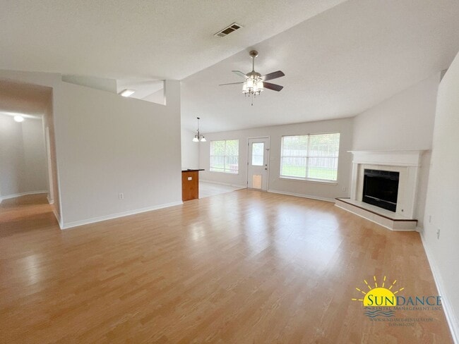 Photo - Spacious 4 Bedrooms in South Crestview!