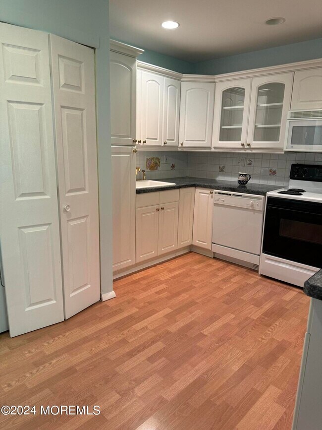 Photo - 95 Lexington Ct