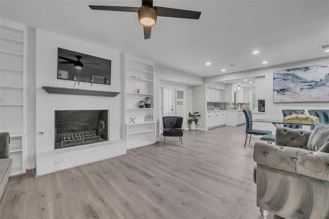 3400 Laguna Dr