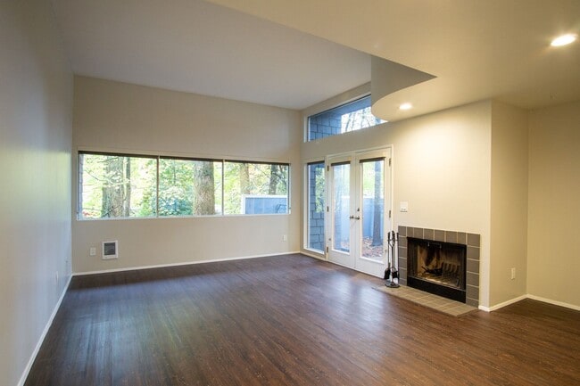 Photo - Fantastic Lake Oswego 1Bdr w/Fireplace, Dishwasher, W/D & Patio! Unit 4701-B