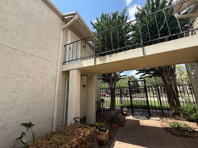 Building Photo - 10075 Westpark Dr Unit 9