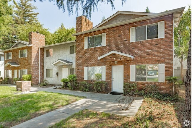 Building Photo - 4 Bed Townhome with Fireplace! - $499 Per...