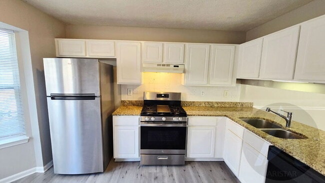 Photo - 1695 Barrington Overlook