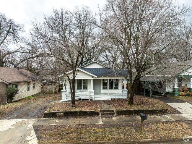 Building Photo - Freshly Updated 3 Bedroom House