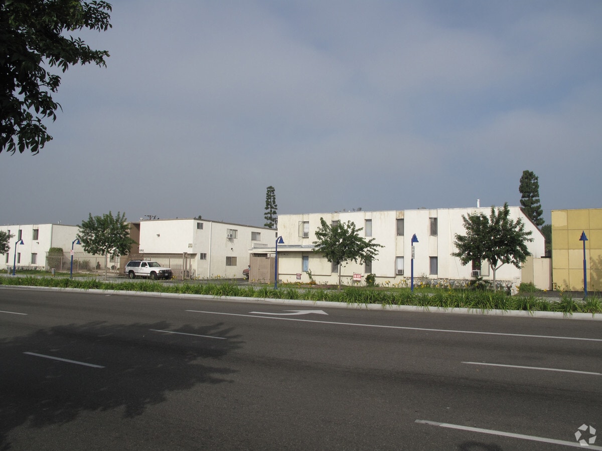 Rosewood Apartments - Rosewood Apartments